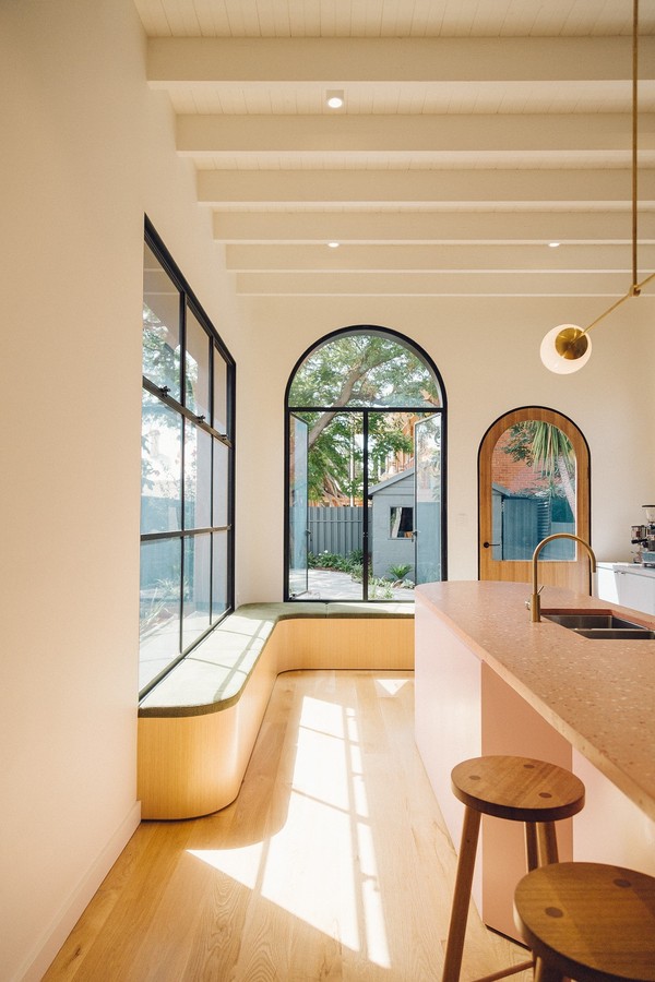 Art deco e formas curvas dão personalidade a esta casa de 80 m² (Foto: Tash McCammon/Divulgação )