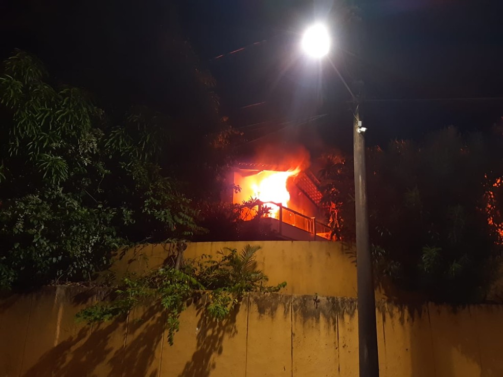 Incêndio atingiu imóvel no Horto Florestal  — Foto: Raphael Marques/TV Bahia 