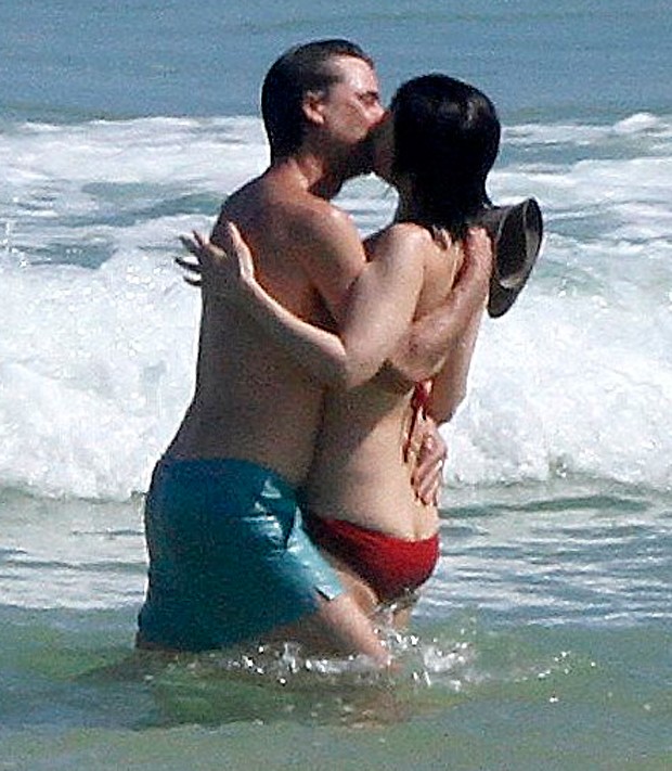 A atriz ganhou um beijão do marido (Foto: agnews)