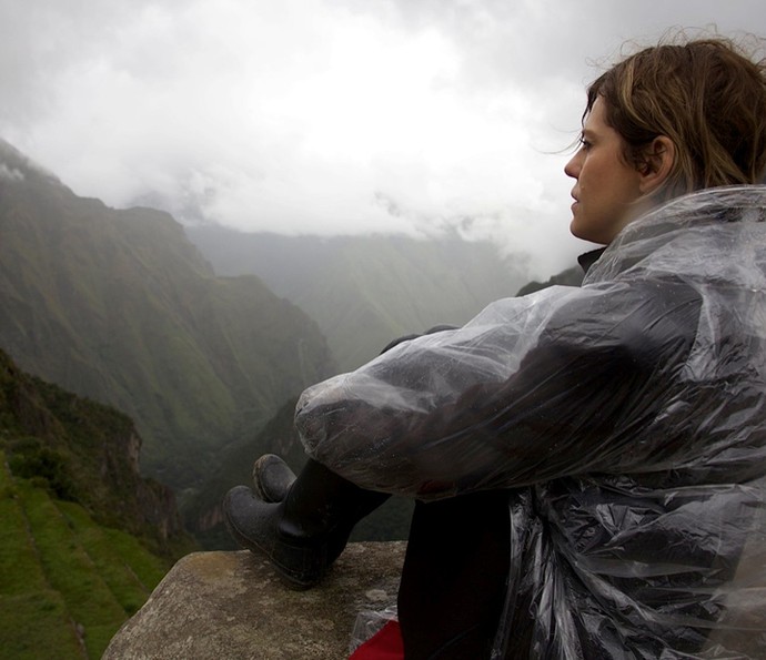 Bárbara Paz aprecia a vista de Machu Picchu, no Peru (Foto: Arquivo Pessoal)