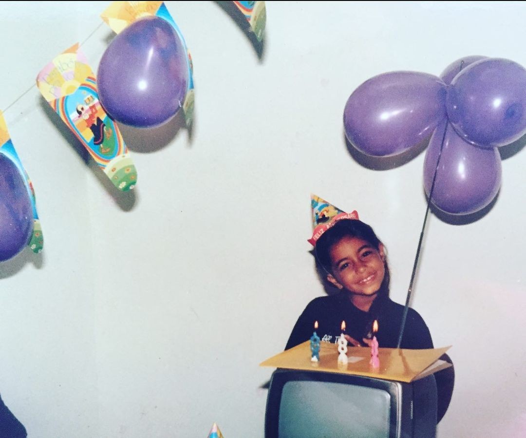 Samantha Schmütz celebrou seus oito anos com uma pasta de papel no lugar do bolo (Foto: Reprodução/Instagram)