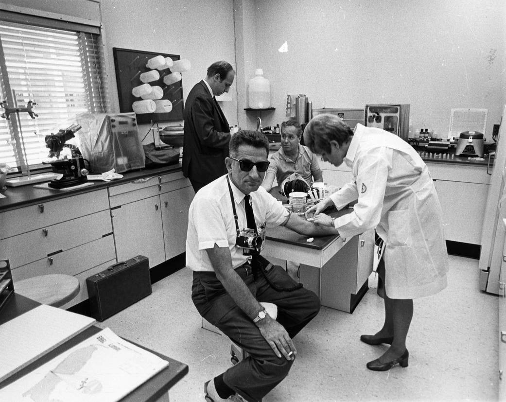 Bill Taub fazendo exame de sangue antes de fotografar a tripulação da Apollo 11; teste é necessário para garantir que astronautas não ficarão doentes (Foto: NASA)