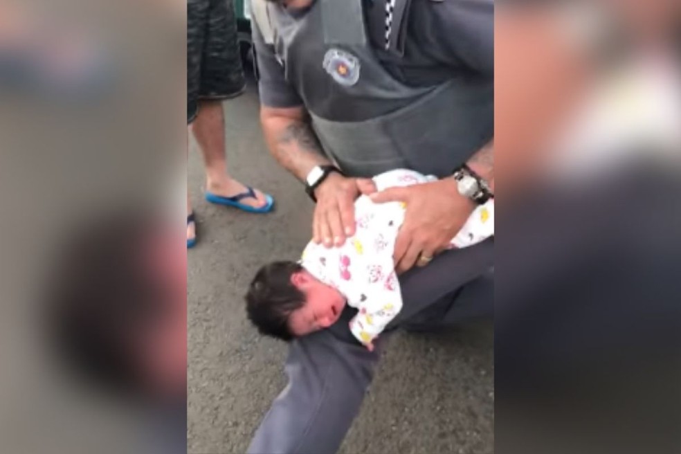 Policiais salvam vida de recém-nascida engasgada e sem respirar em Botucatu — Foto: Facebook /Reprodução