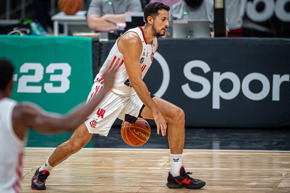 Loku Cuello marca 14 pontos contra o Paulistano pelo NBB &mdash; Foto: Paula Reis/Flamengo