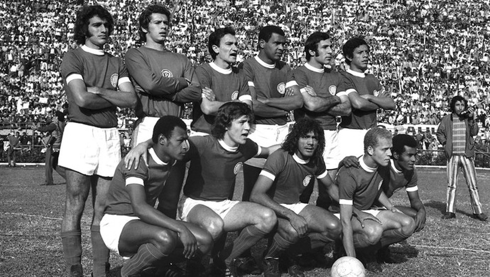 A segunda Academia - Em p&eacute;: Eurico, Le&atilde;o, Dudu, Luis Pereira, Alfredo e Zeca - eficiente e regular lateral presente em todos jogos nas campanhas de 1972/73. Agachados: Edu, Leivinha, C&eacute;sar, Ademir e Nei. A forma&ccedil;&atilde;o do Palmeiras da d&eacute;cada de 1970 ficou conhecida como a segunda Academia &mdash; Foto: (Foto: Arquivo / Ag&ecirc;ncia Estado)