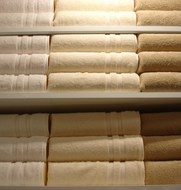 Para guardar toalhas de banho e roupa de cama o roupeiro é uma alternativa que pode caber em vários espaços da casa (Foto: PxFuel / CreativeCommons)