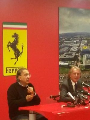Sergio Marchionne e Luca di Montezemolo dão entrevistas no Museu da Ferrari, em Maranello (Foto: Reprodução/Twitter)