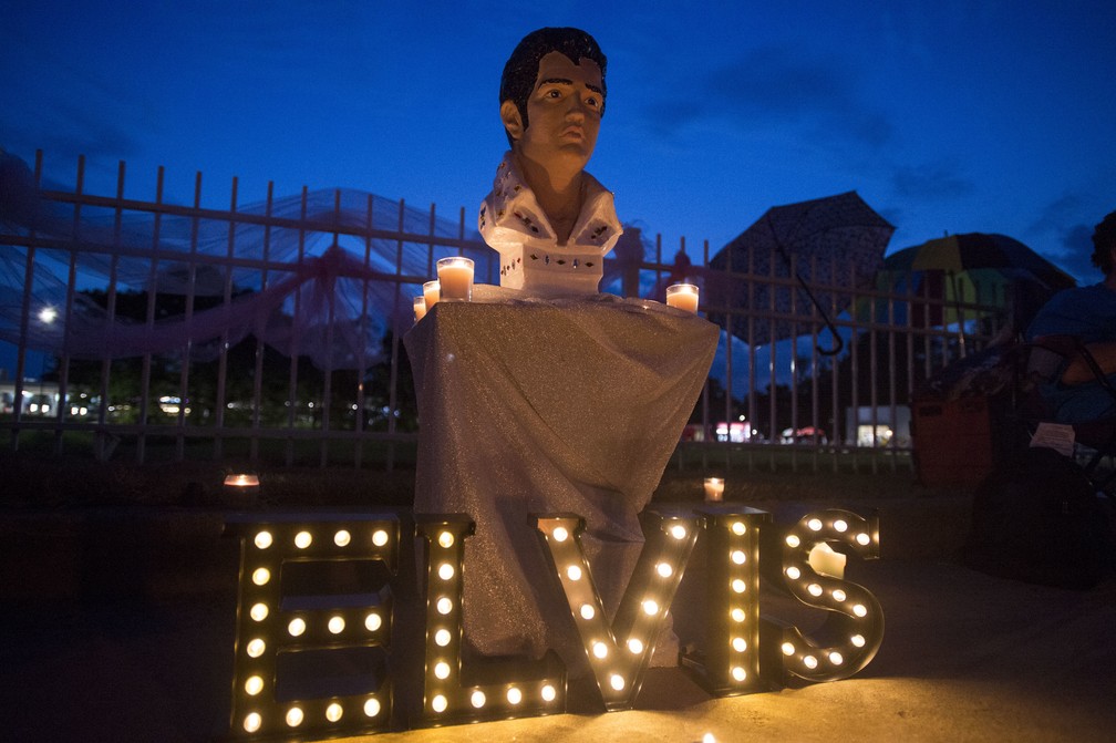 Fãs prestam homenagens no aniversário de 40 anos de morte de Elvis Presley (Foto: AP Photo/Brandon Dill)