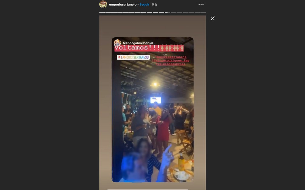 Bar compartilhou nas redes sociais imagens dos clientes em pé e cantando durante apresentação musical, na sexta-feira (14), na Zona Norte do Recife — Foto: Reprodução/Instagram