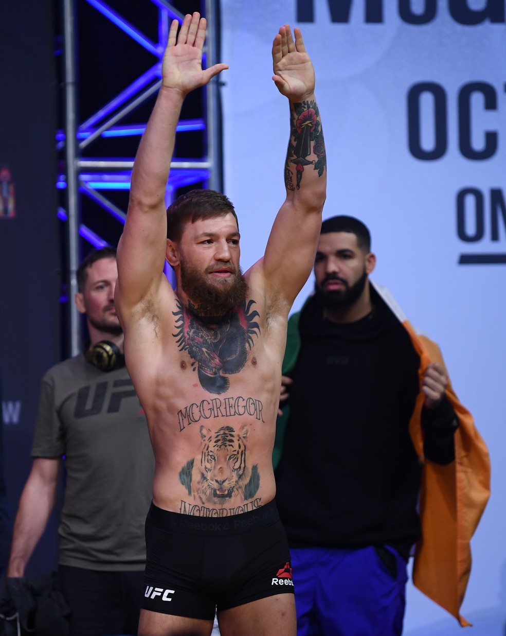 Com Drake ao fundo, McGregor saúda o público — Foto: Stephen McCarthy/Sportsfile via Getty Images