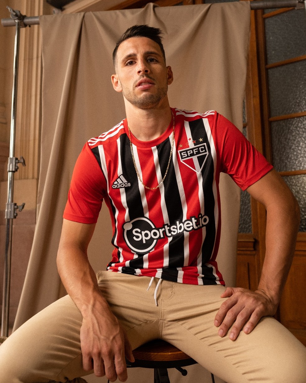 Calleri com a nova camisa 2 do São Paulo — Foto: Divulgação Adidas