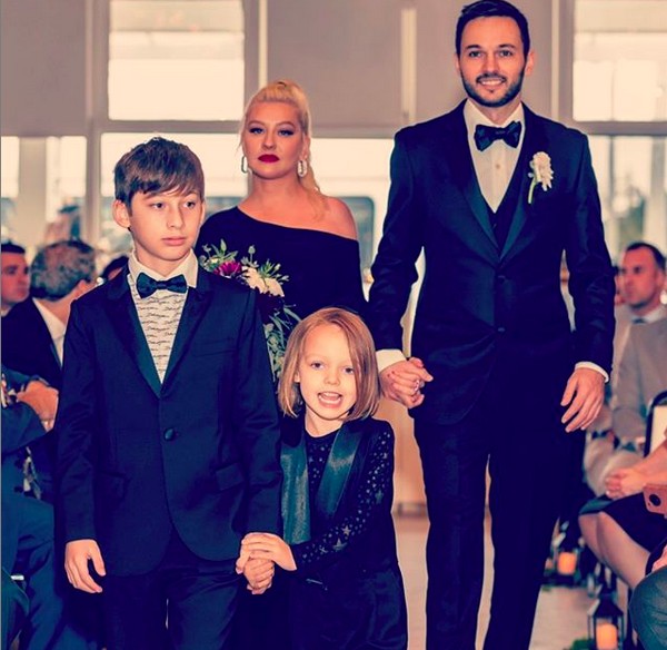 A cantora Christina Aguilera com o noivo, com a filha do atual relacionamento e com o filho do primeiro casamento (Foto: Instagram)