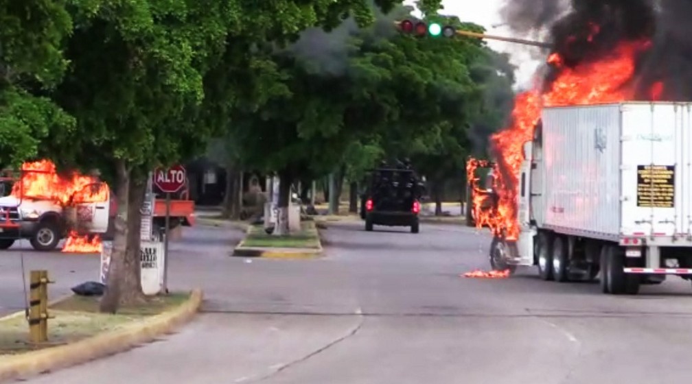 Imagens da AFP mostram caminhões incendiados em Culiacán, no oeste do México — Foto: STR/AFP