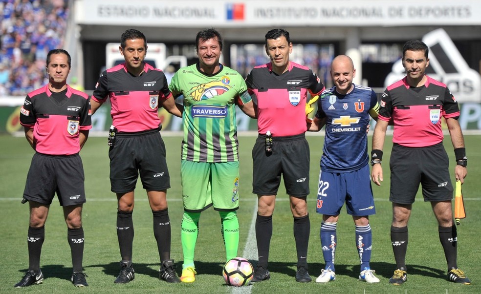 NicolÃ¡s Peric, de verde, adota um estilo polÃªmico (Foto: ReproduÃ§Ã£o/Site Oficial Audax Italiano)