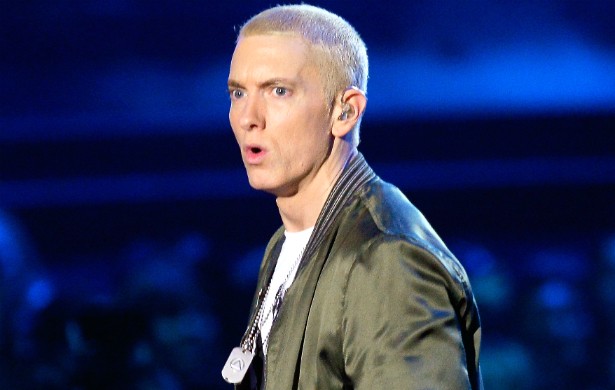Numa entrevista em 1999, Eminem disse ter 24 anos. Porém, logo ficou provado que, na realidade, ele tinha 27 naquela época. Hoje o rapper, pai de três meninas, está com 42 anos. (Foto: Getty Images)