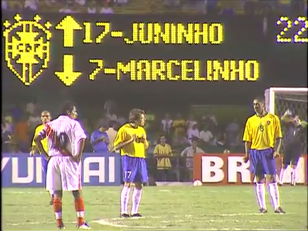 Marcelinho substituído por Juninho em jogo da seleção em 2001 — Foto: Reprodução da TV