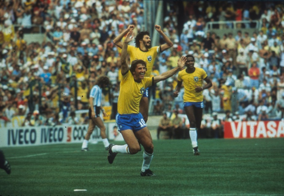 Zico comemora gol contra Argentina na Copa de 1982: o 'dream team' de Telê Santana
