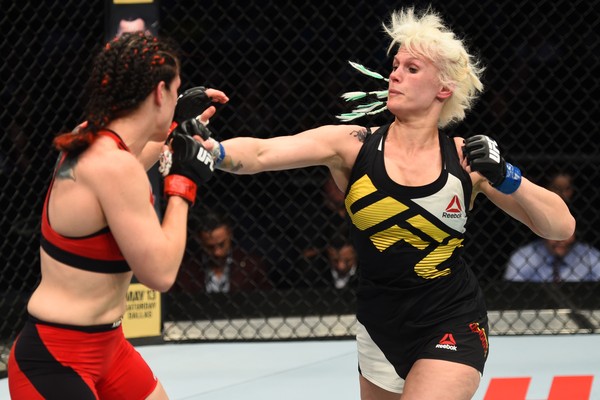 Cindy Dandois socando Alexis Davis na derrota da lutadora belga para a rival canadense pelo UFC em abril de 2017 (Foto: Getty Images)