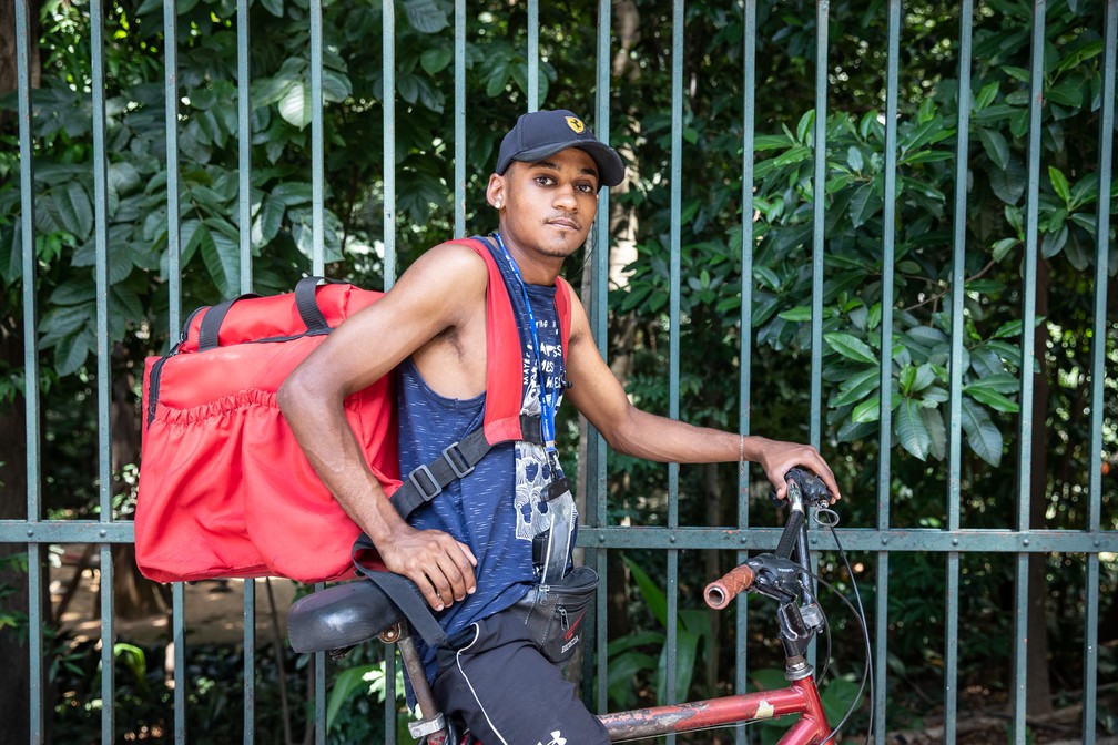 Leandro Tavares, entregador de comida por aplicativos de 21 anos, espera pedidos na Avenida Paulista — Foto: Fábio Tito/G1