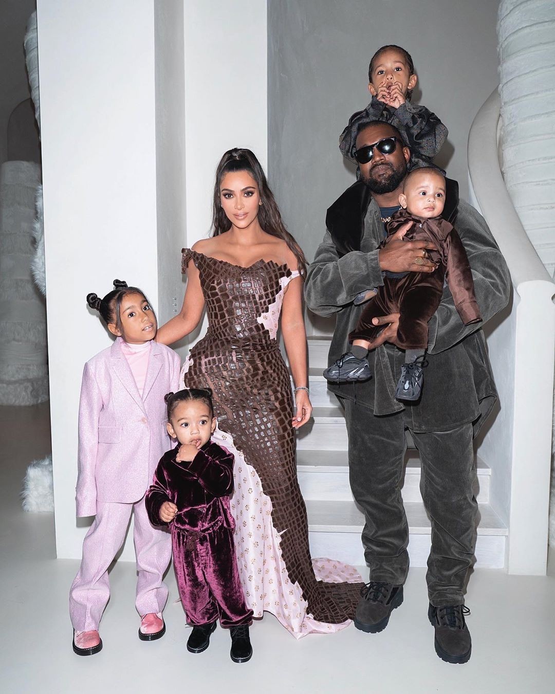 Kim Kardashian e Kanye West com os quatro filhos (Foto: Reprodução Instagram)