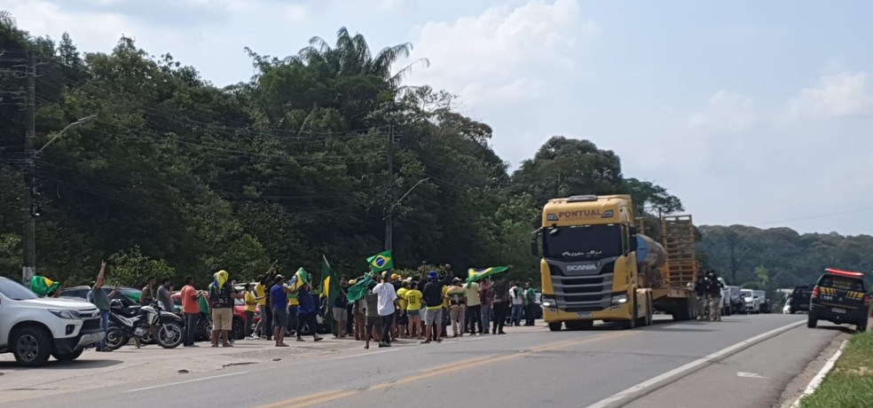 Manifestantes bloqueiam BR-174, no Amazonas, após derrota de Bolsonaro  — Foto: Antônio Carlos/Rede Amazônica