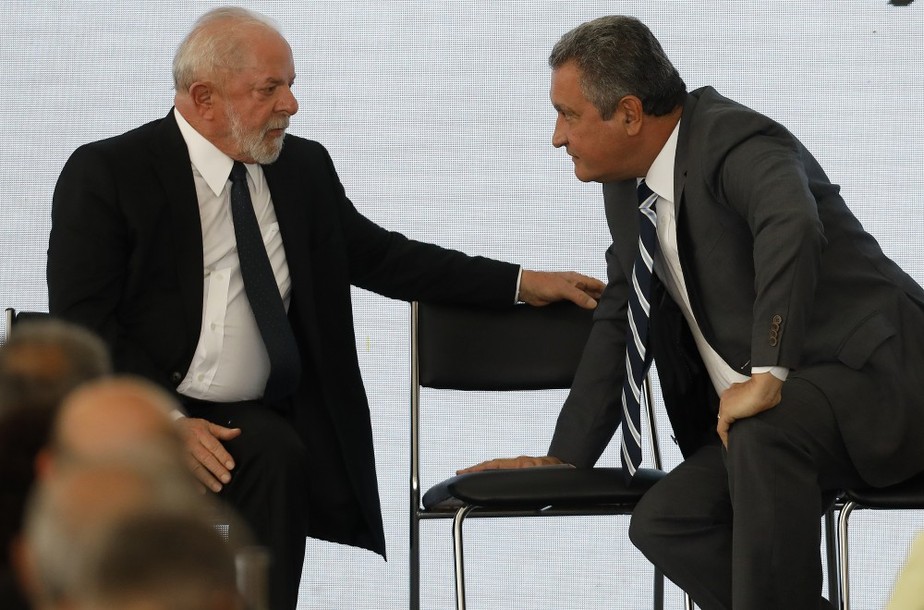 O presidente Lula ao lado do ministro da Casa Civil, Rui Costa