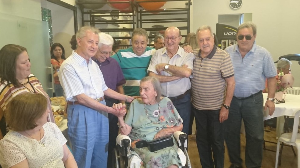 Todos os amigos da dona Adélia ficam encantados com a lucidez da senhora de 105 anos — Foto: Júlia Nunes/G1