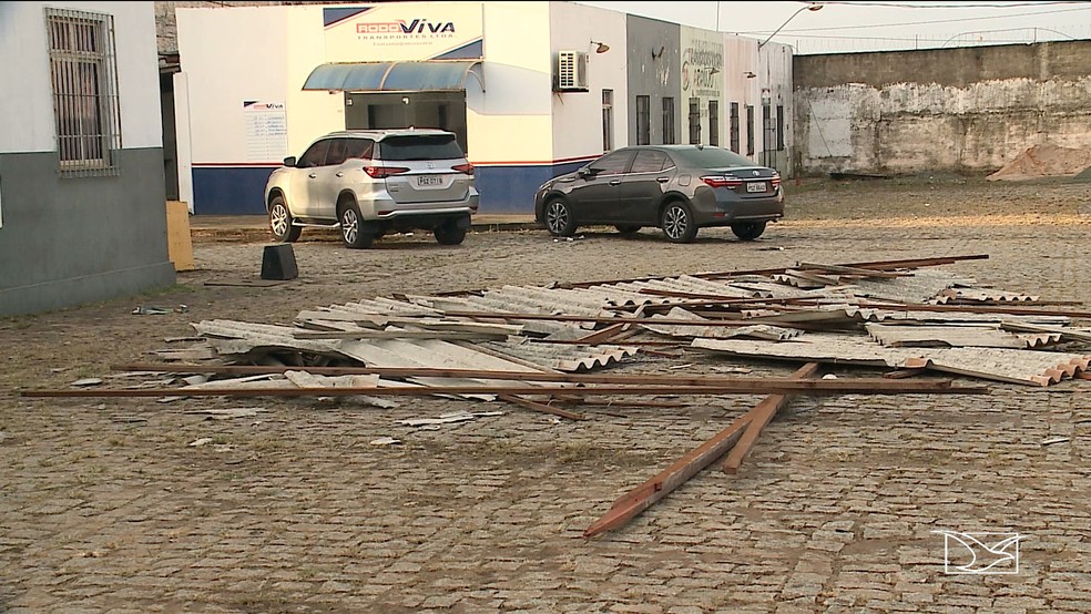 Telhas de galpÃµes nÃ£o resistiram a forÃ§a dos ventos que foram registrados na tarde deste sÃ¡bado (8) em SÃ£o LuÃ­s.  (Foto: ReproduÃ§Ã£o/TV Mirante)