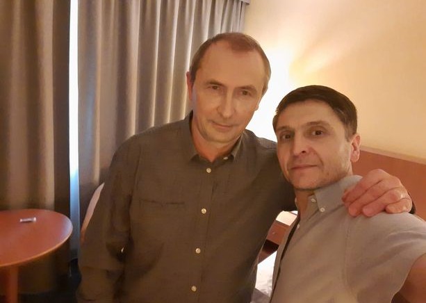 Slawek Sobala, sósia de Vladimir Putin, com o amigo Umid Isabaev, sósia de Volodymyr Zelensky (Foto: Reprodução)
