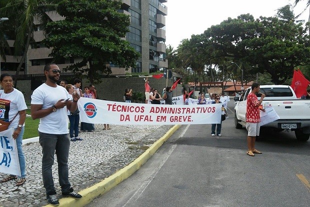 Técnicos Administrativos da Ufal se mobilizam na Jatiúca (Foto: Lucas Leite/G1)
