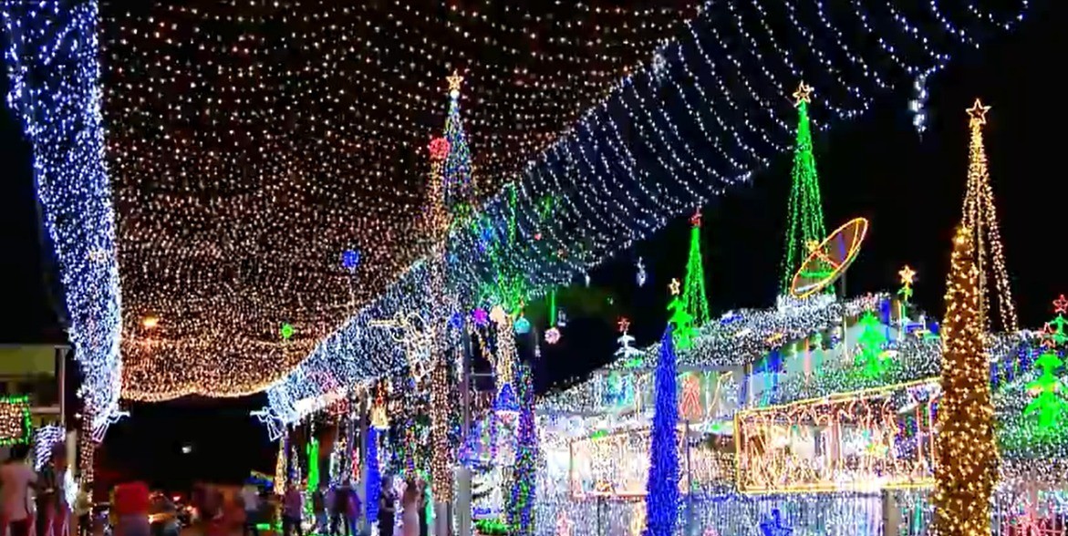 Morador de SC recicla lâmpadas e ilumina casa com 865 mil luzes de Natal