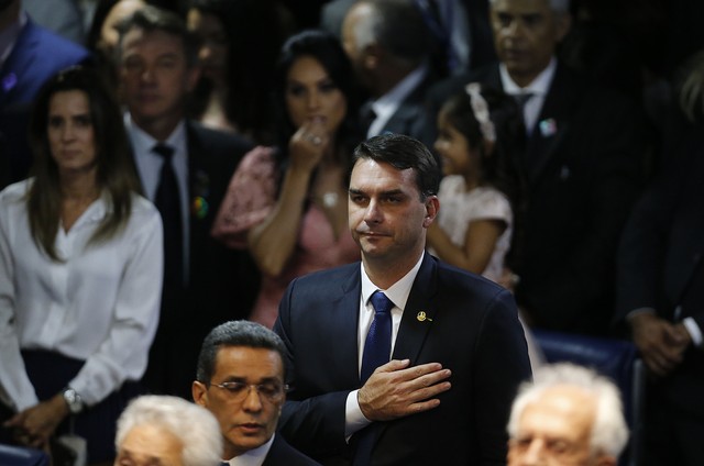 A investigação sobre Flávio Bolsonaro muda de mãos : Lauro Jardim