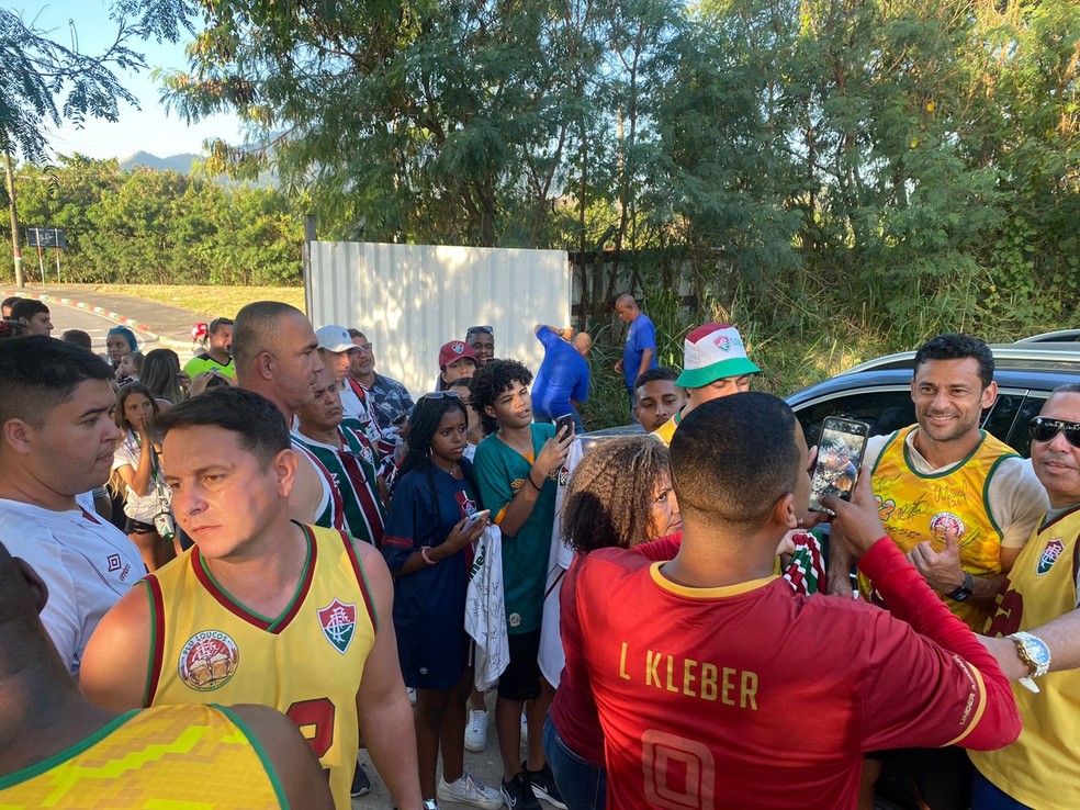 Fred tira foto com torcedores do Fluminense na saída do CT — Foto: Rogério Siciliano