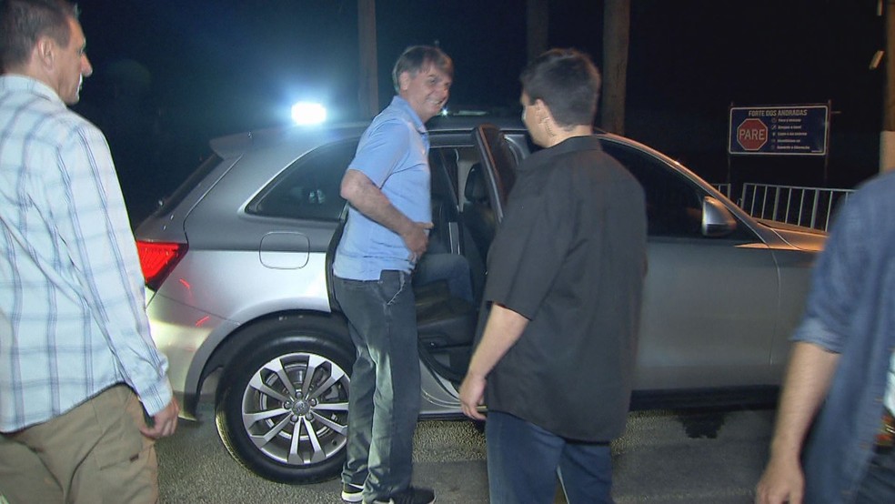 Após saída rápida, Jair Bolsonaro voltou para o interior do Forte dos Andradas, em Guarujá, SP — Foto: Hélio Oliveira/TV Tribuna