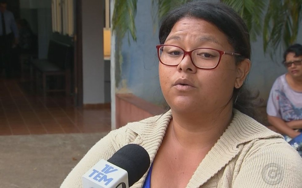 Tia alega que houve demora no atendimento e que hospital não tinha o soro contra o veneno do escorpião (Foto: TV TEM / Reprodução )