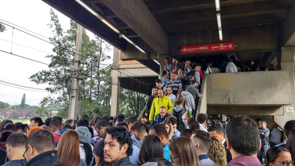 Trens Da Linha 9 Da Cptm Circulam Por Uma Via Apos Passageiro Cair Nos Trilhos Sao Paulo G1