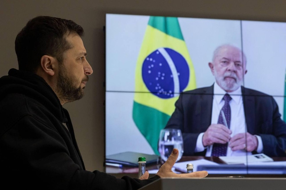 O presidente da Ucrânia, Volodymyr Zelensky, postou nas redes sociais uma foto da conversa por vídeo com Lula — Foto: Reprodução