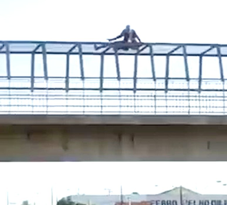 Vídeo mostra homem ameaçando vítima com faca em cima de passarela de Bauru