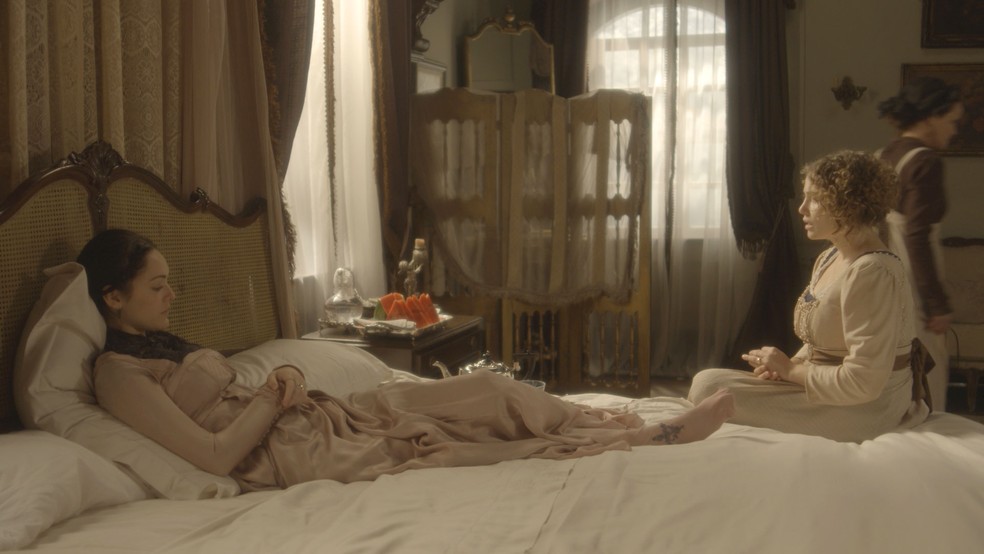 Anna (Isabelle Drummond) revela a sua gravidez à Leopoldina (Letícia Colin) em 'Novo Mundo' — Foto: Globo