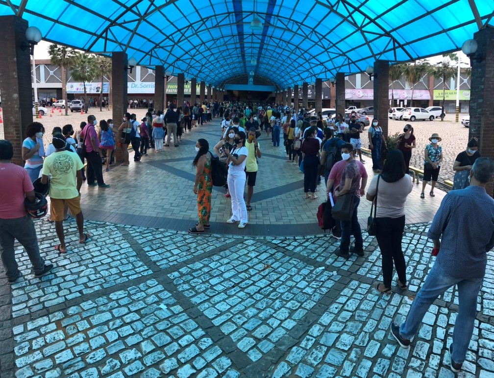 NATAL, 29/03/2021 - Fila de vacinação contra Covid-19 no shopping Via Direta, em Natal.  — Foto: Kleber Teixeira/Inter TV Cabugi