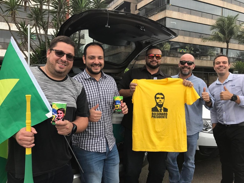 Rodrigo Carioca se reuniu com amigos para festejar candidatura de Jair Bolsonaro — Foto: Patricia Teixeira/G1