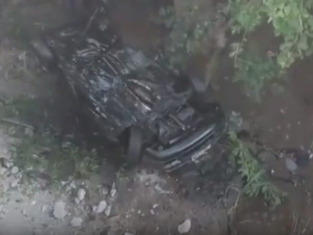 Carro caiu de ponte na rodovia com o acidente (Foto: Reprodução / TV TEM)