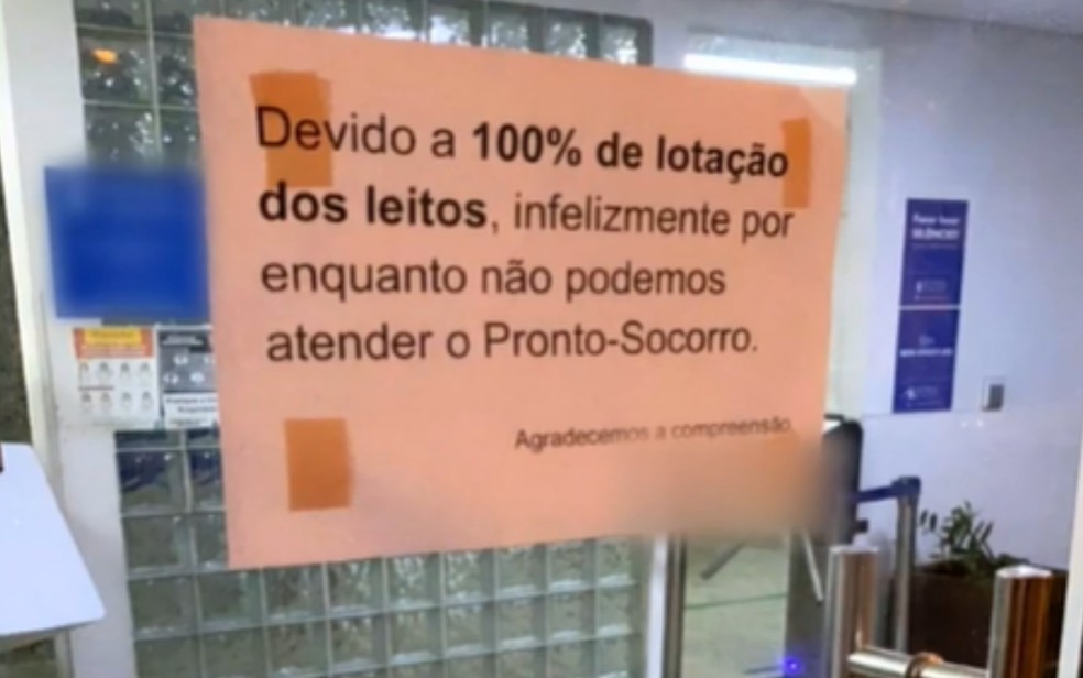 Lotado, hospital coloca cartaz na porta para avisar que fechou o pronto-socorro, em Goiânia — Foto: Reprodução/TV Anhanguera