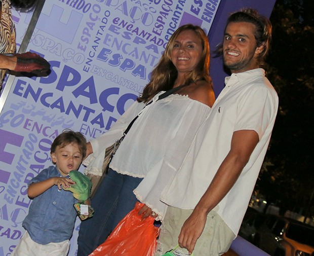 elipe Simas comemora os 3 anos do filho Joaquim com a mulher (Foto: Fabio Moreno/Agnews)