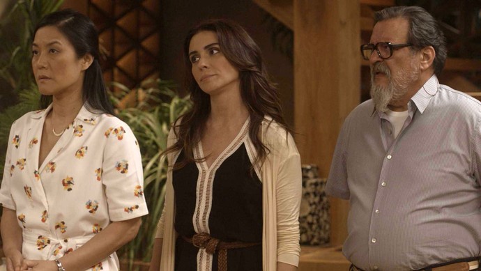 A família de Tanaka ouve as desculpas do tatuador (Foto: TV Globo)