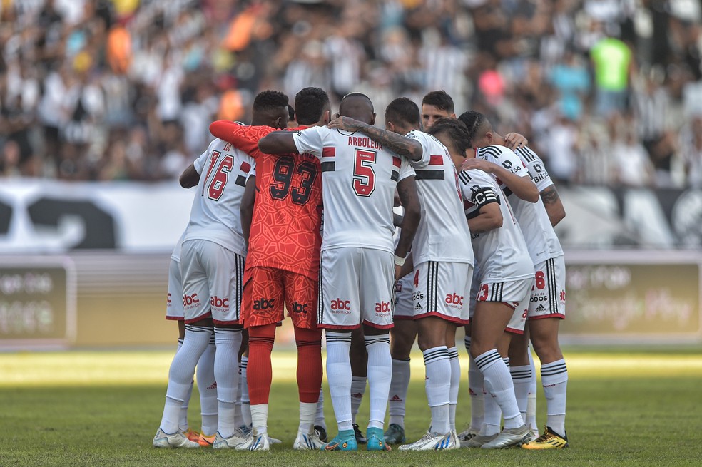 Jogadores do São Paulo antes da partida contra o Botafogo — Foto: Thiago Ribeiro/AGIF