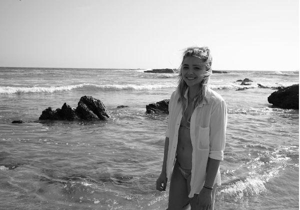 A atriz Chloe Grace Moretz na praia (Foto: Instagram)