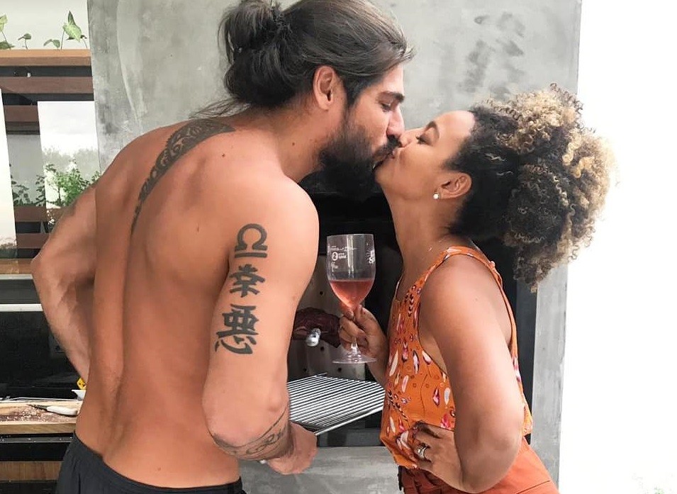Marido De Sheron Menezzes Deixa Tatuagens A Mostra Em Foto De Beijo Quem Quem News