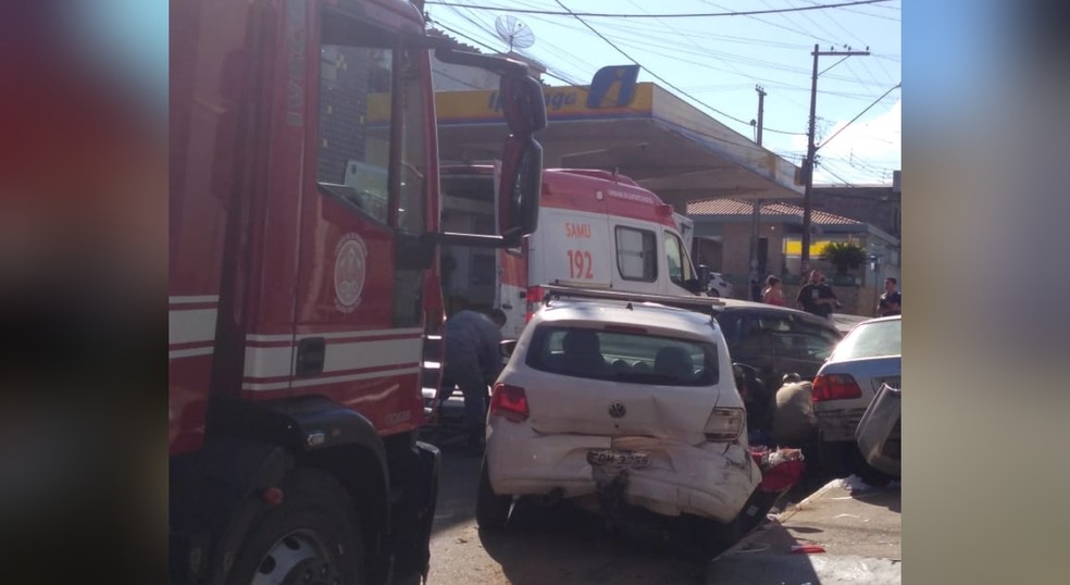 Carro desgovernado atinge quatro veículos em Angatuba (SP) — Foto: Jornal CNet/Reprodução