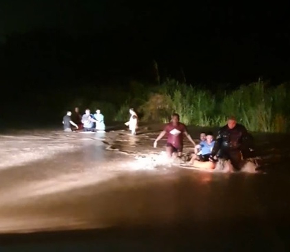 Passageiros resgatados em caiaques em Três Rios — Foto: Polícia Militar